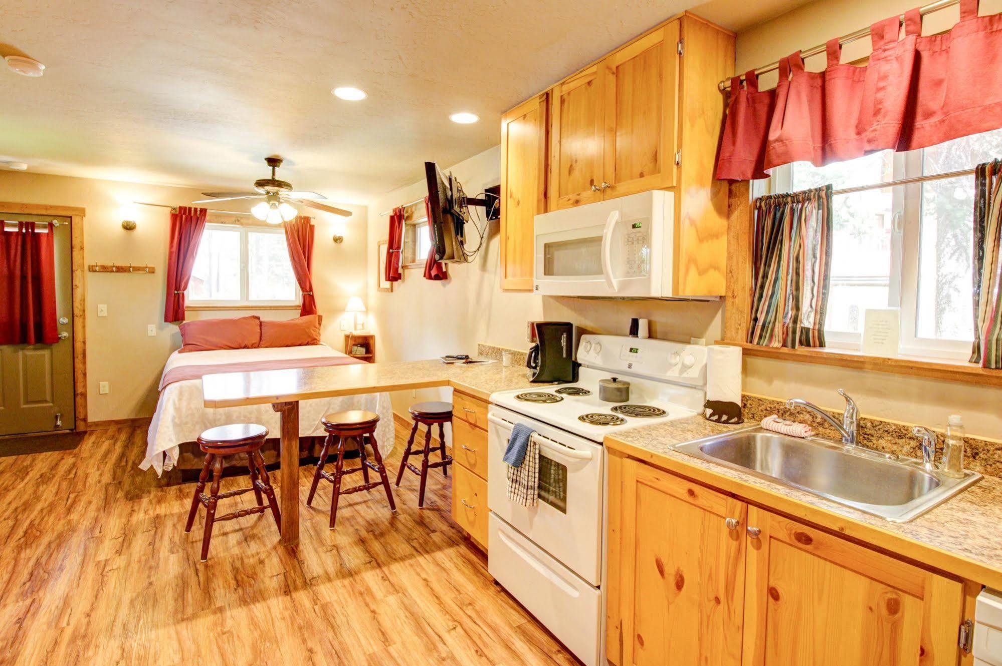 Historic Tamarack Lodge Hungry Horse Exteriör bild